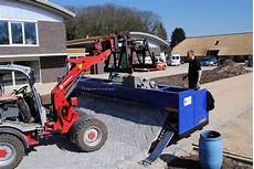 Automatic brick machine