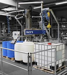 Liquid filling machine