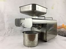 Liquid filling machine