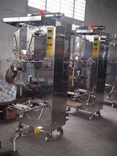 Sachet packaging machine