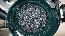Screw manufacturing machine