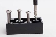 Screw manufacturing machine