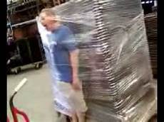 Stretch wrapping machine